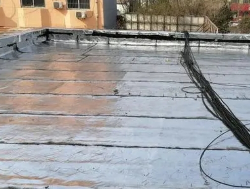 清苑区卫生间漏水维修公司分享下清苑区屋面楼顶防水刚性防水层施工要点。